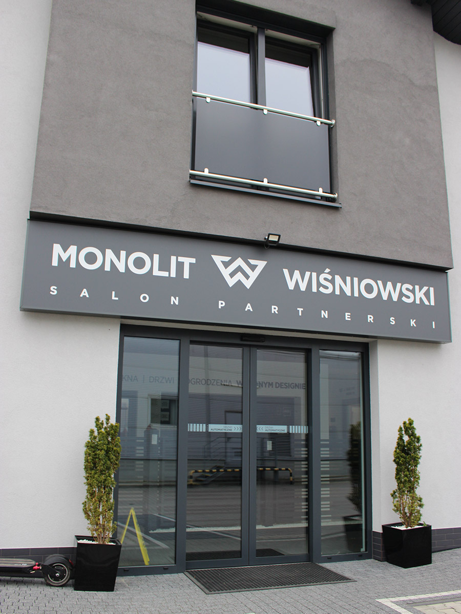 Jesteśmy salonem partnerskim Wiśniowski. Zdjęcie przedstawiające wejście do salonu, na którym widoczne jest logo Monolit