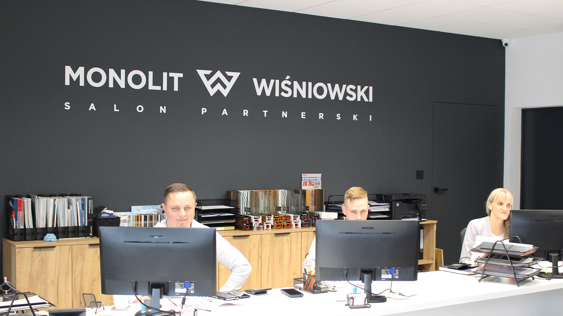 Jesteśmy salonem partnerskim Wiśniowski. Zdjęcie przedstawiające biuro obsługi klienta.