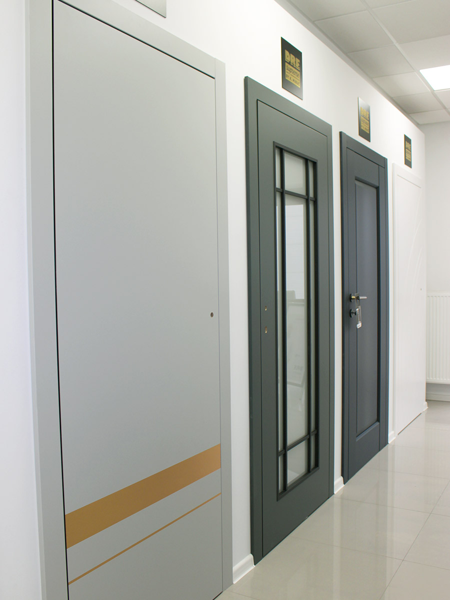 Jesteśmy salonem partnerskim Wiśniowski. Na zdjęciu widoczne są drzwi DRE koloru antracytowego oraz szarego.