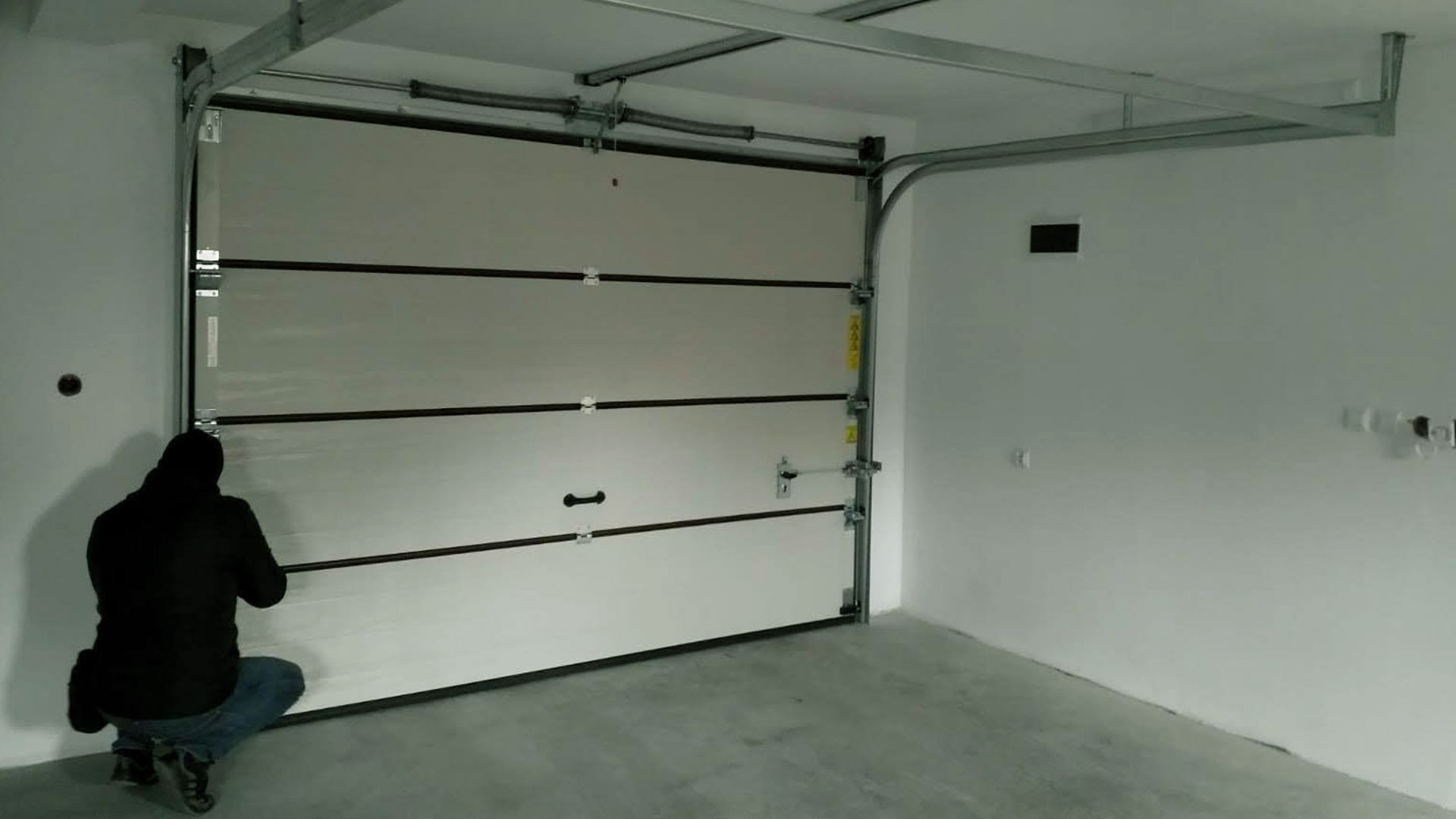 Zdjęcie przedstawiające montaż bramy segmentowej w garażu wykonane przez firmę Monolit z Limanowej.