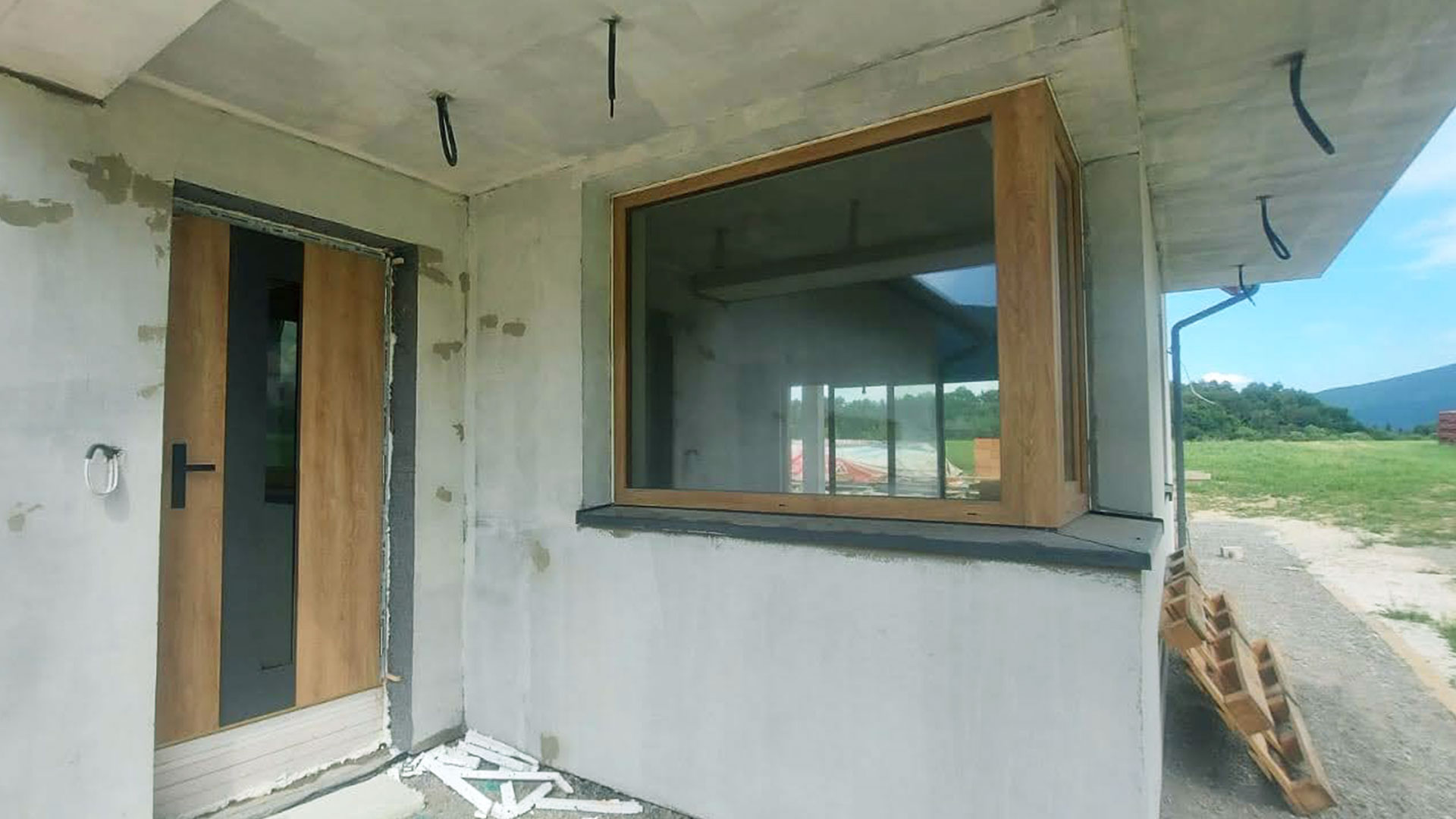 Zdjęcie przedstawiające dom jednorodzinny, w którym firma Monolit zamontowała drzwi wejściowe oraz okno.