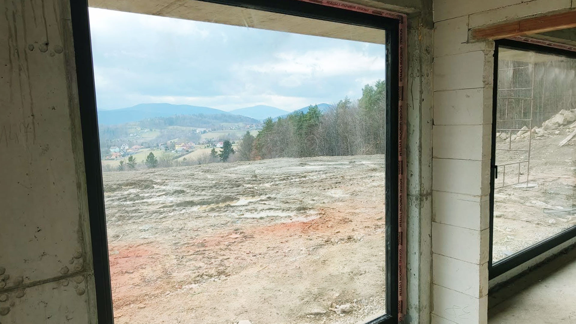 Zdjęcie przedstawiające wnętrze parterowe, w którym firma Monolit zamontowała drzwi i okna tarasowe.