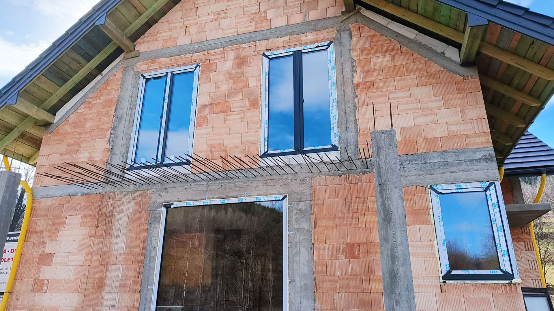 Zdjęcie przedstawiające dom jednorodzinny, w którym firma Monolit zamontowała drzwi wejściowe, drzwi balkonowe oraz okna.