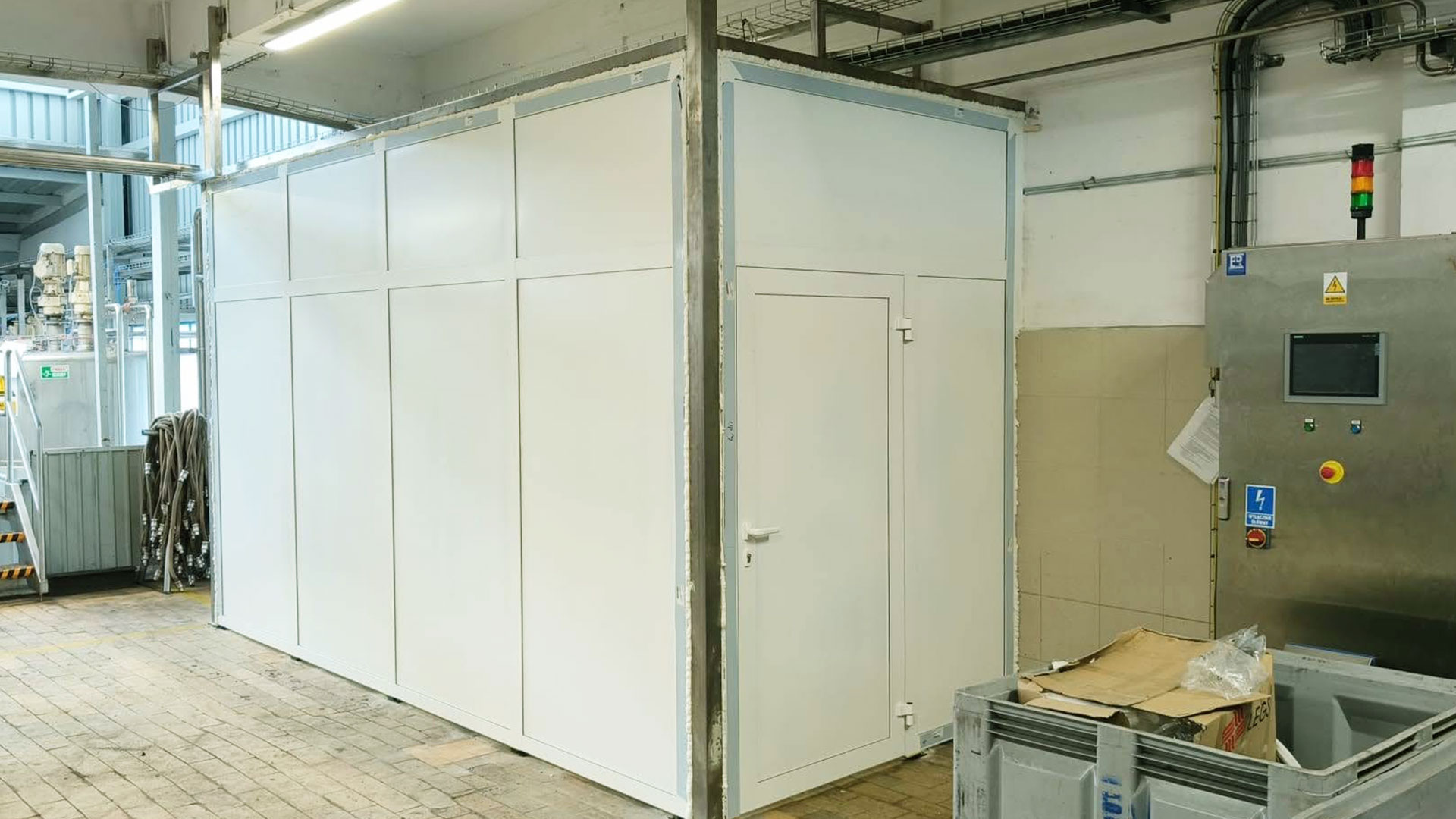 Zdjęcie przedstawiające realizację drzwi wewnętrznych w firmie produkcyjnej wykonane przez firmę Monolit Spółka Jawna Zawada.