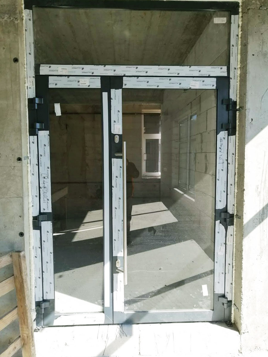 Zdjęcie przedstawiające drzwi wejściowe w firmie usługowej. Montaż wykonała firma Monolit z Limanowej.