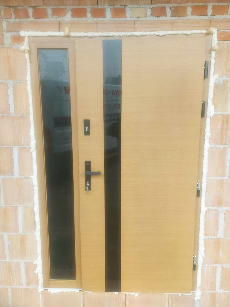 Zdjęcie przedstawiające drzwi wejściowe koloru jasny brąz. Montaż wykonała firma Monolit Spółka Jawna Zawada.