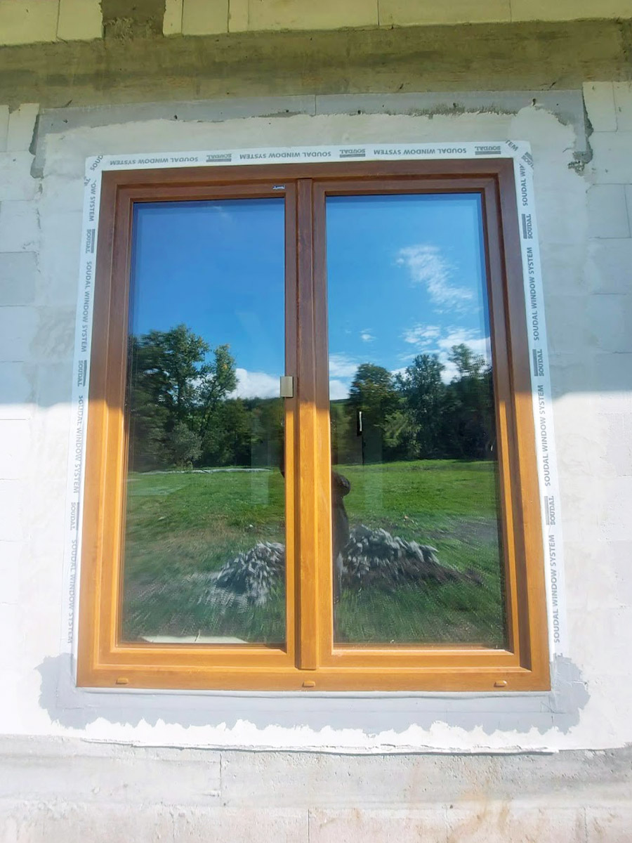 Zdjęcie przedstawiające drzwi tarasowe drewnopodobne. Montaż wykonała firma Monolit z Limanowej.