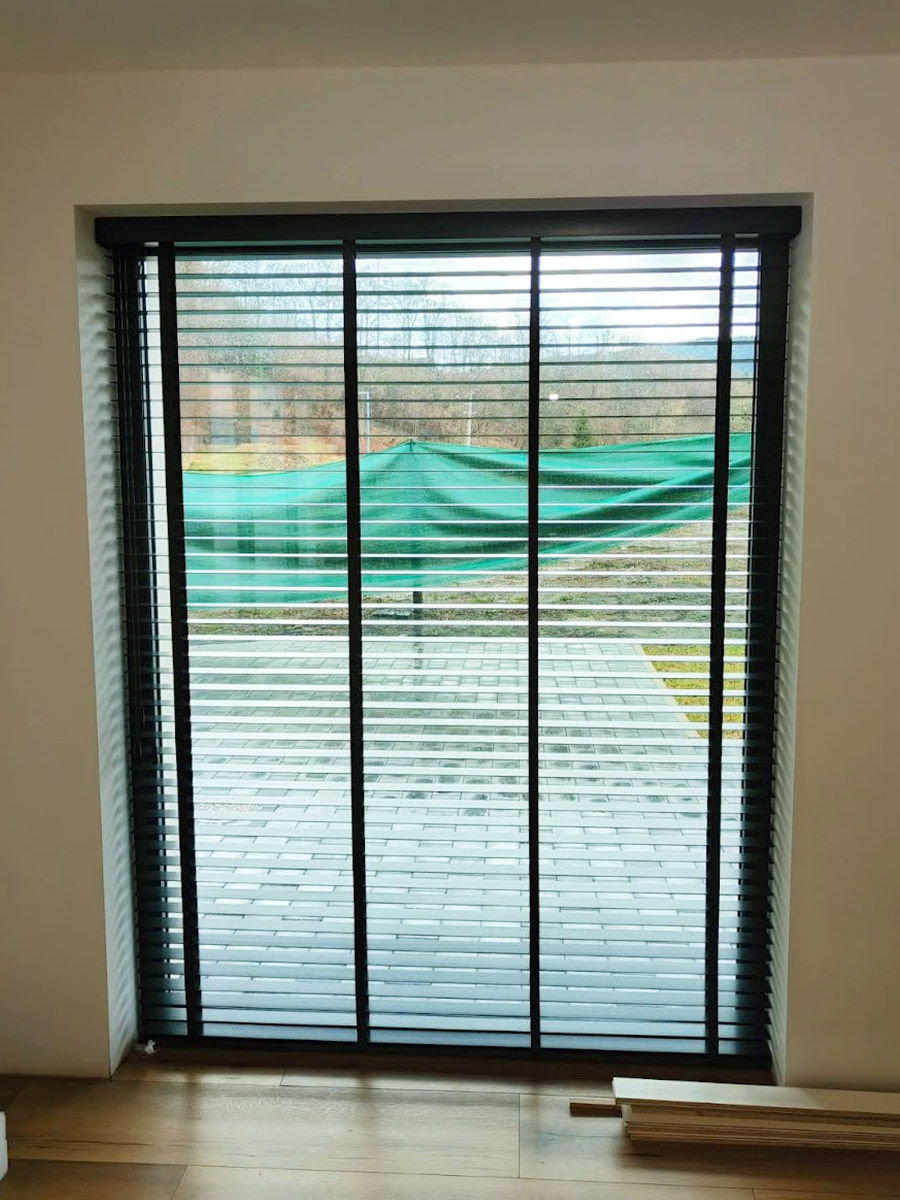 Zdjęcie przedstawiające okno tarasowe z roletami poziomymi wewnętrznymi. Montaż wykonała firma Monolit Spółka Jawna Zawada.