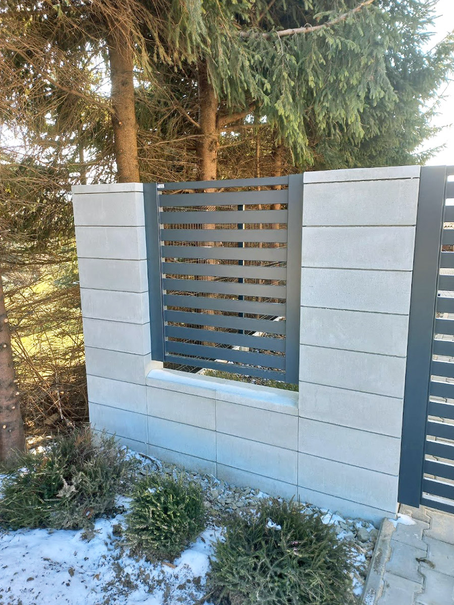 Zdjęcie przedstawiające panel ogrodzeniowy poziomy koloru grafitowego. Montaż wykonała firma Monolit Spółka Jawna Zawada.